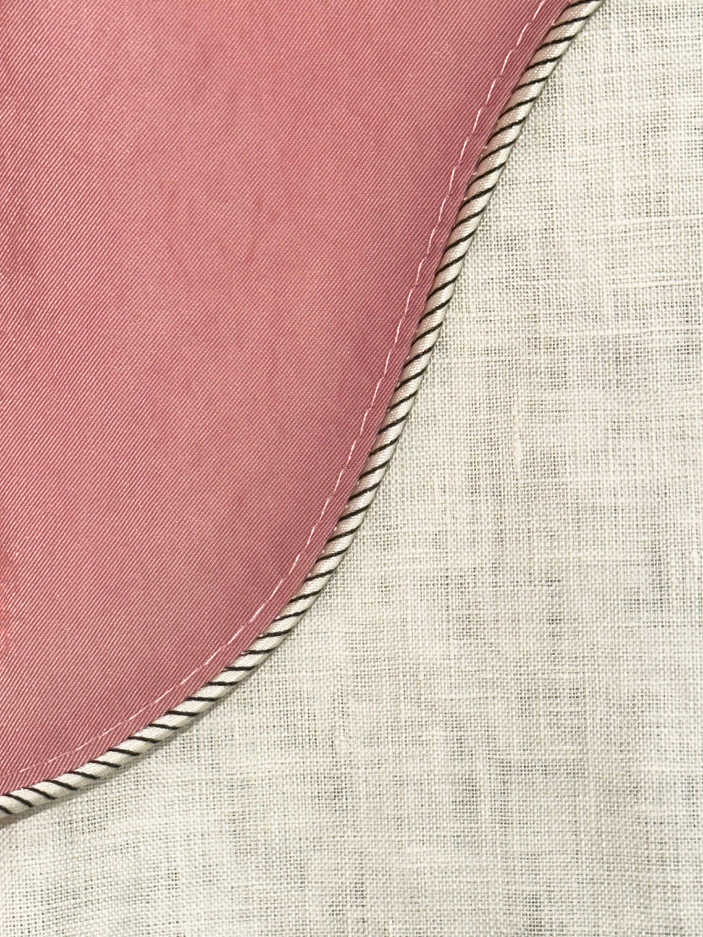 Detail close-up of the Drizzle shower curtain by Winther Wackerhausen, featuring a soft pink top layer, linen-textured base fabric, and refined rope-edge trim.